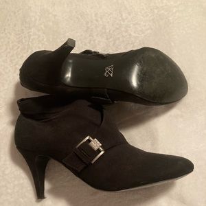 Flattering Comfortable Shooties Size 11. Worn 2x